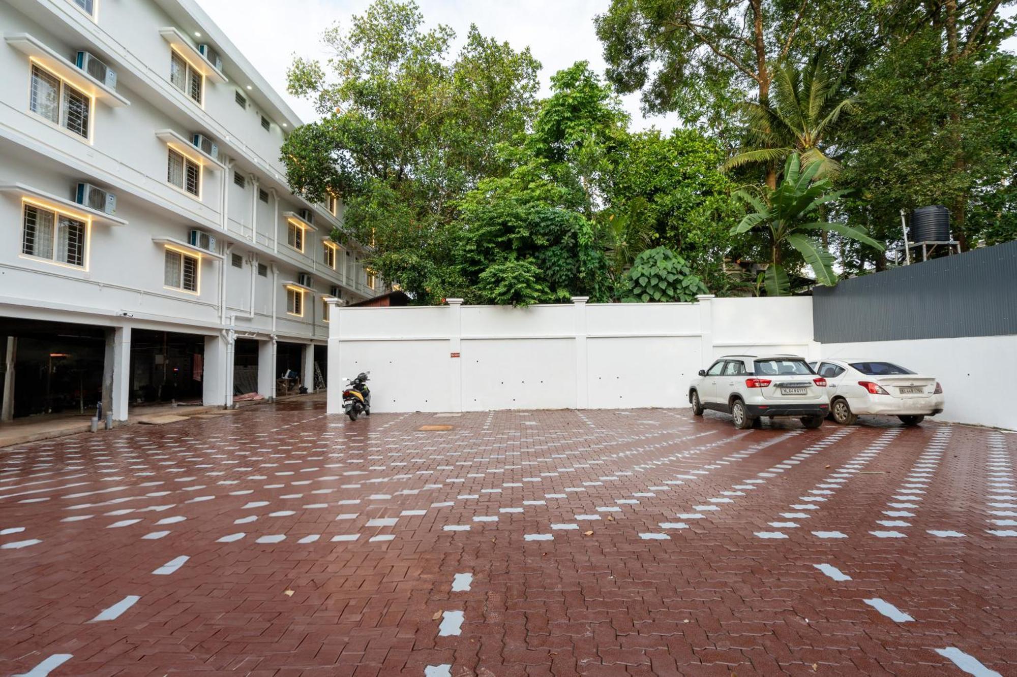 Cochin Airport Hotel Kochi Zewnętrze zdjęcie